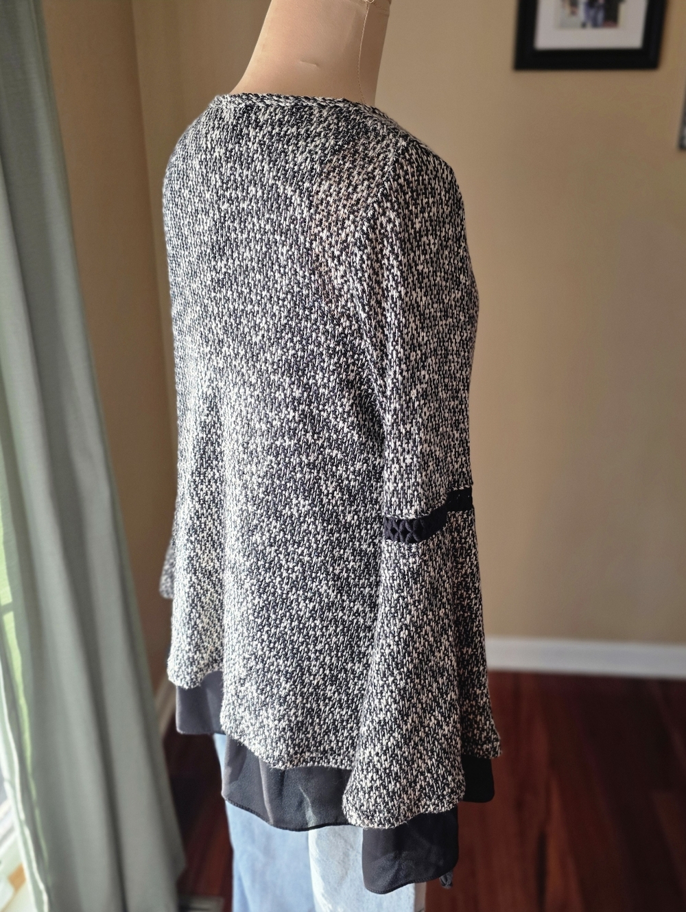 Design Lab Lord & Taylor Bell Sleeve Sweater - Size Medium -Flawless Piece - Picture 6 of 12